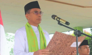 Pj Bupati Mura Hermon memimpin upacara peringatan Hari Santri Nasional di Pondok Pesantren Nailul Authar Desa Danau Usung, Minggu, 22 Oktober 2023.