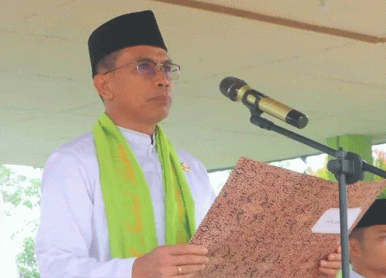 Pj Bupati Mura Hermon memimpin upacara peringatan Hari Santri Nasional di Pondok Pesantren Nailul Authar Desa Danau Usung, Minggu, 22 Oktober 2023.