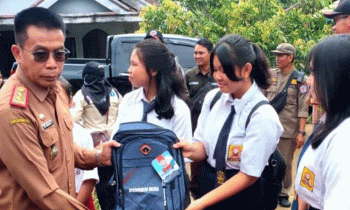 Pj Bupati Mura Hermon menyerahkan perlengkapan sekolah kepada anak korban kebakaran di Desa Konut yang dibarengi bantuan sosial lainnya berupa paket sembako termasuk uang tunai, Senin, 9 Oktober 2023.