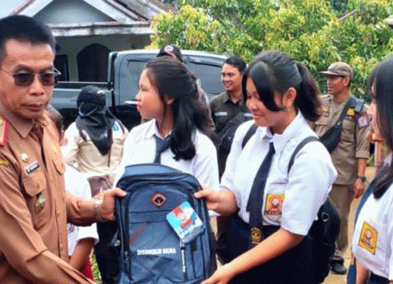 Pj Bupati Mura Hermon menyerahkan perlengkapan sekolah kepada anak korban kebakaran di Desa Konut yang dibarengi bantuan sosial lainnya berupa paket sembako termasuk uang tunai, Senin, 9 Oktober 2023.