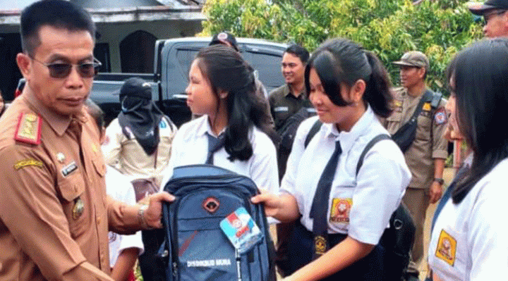 Pj Bupati Mura Hermon menyerahkan perlengkapan sekolah kepada anak korban kebakaran di Desa Konut yang dibarengi bantuan sosial lainnya berupa paket sembako termasuk uang tunai, Senin, 9 Oktober 2023.
