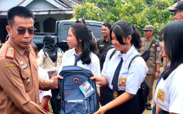 Tinjau Lokasi Kebakaran di Desa Konut, Pj Bupati Mura Bagikan Bansos
