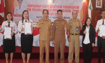 Pj Bupati Mura Hermon, tengah, foto bersama usai menyerahkan SK kepada 36 PPPK Fungsional Teknis Formasi Tahun 2022 di aula Cahai Ondui Tingang, Senin, 9 Oktober 2023.