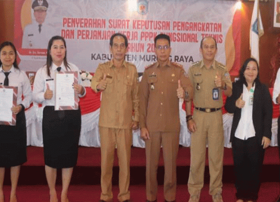 Pj Bupati Mura Hermon, tengah, foto bersama usai menyerahkan SK kepada 36 PPPK Fungsional Teknis Formasi Tahun 2022 di aula Cahai Ondui Tingang, Senin, 9 Oktober 2023.