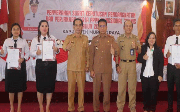 Serahkan SK Kepada 36 PPPK, Ini Pesan Pj Bupati Mura