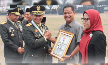 Pj Bupati Seruyan Djainuddin Noor menerima penghargaan atas dukungan Pemkab Seruyan pada Operasi Bakti TNI Tahun Anggara 2023.