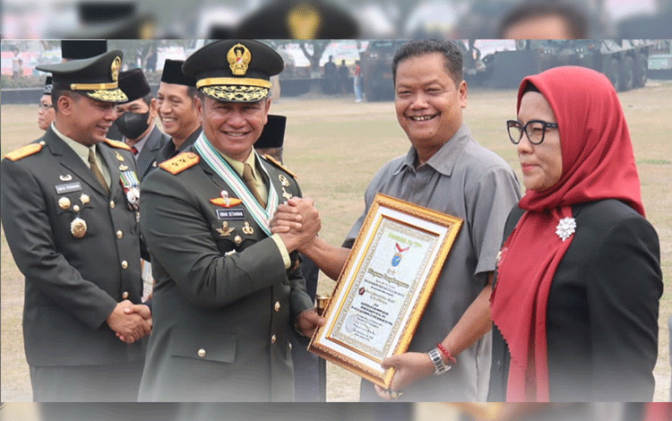 Pj Bupati Seruyan Terima Penghargaan dari Pangdam XII Tanjung Pura