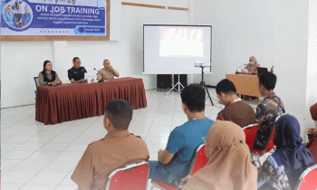 Pj Sekda Seruyan, dr Bahrun Abbas saat memberikan arahan pada kegiatan On Job Training Kasus Kegawatdaruratan Ibu dan Anak.