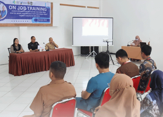 Pj Sekda Seruyan, dr Bahrun Abbas saat memberikan arahan pada kegiatan On Job Training Kasus Kegawatdaruratan Ibu dan Anak.