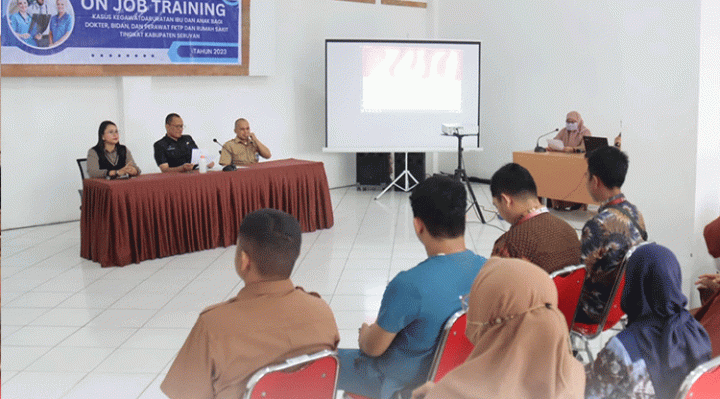 Pj Sekda Seruyan, dr Bahrun Abbas saat memberikan arahan pada kegiatan On Job Training Kasus Kegawatdaruratan Ibu dan Anak.