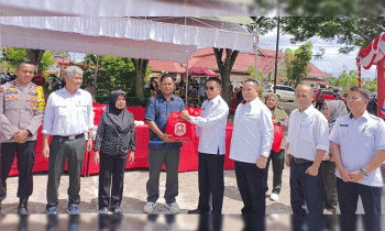 Pj. Bupati Murung Raya Hermon (kecamata hitam) saat menyerahkan secara simbolis paket sembako setelah membuka secara resmi operasi pasar murah di stadion mini Kota Puruk Cahu, Rabu, 25 Oktober 2023.