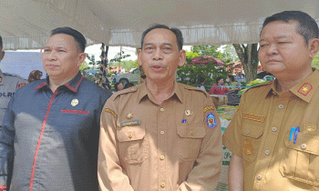 Plh Sekda Murung Raya Serampang, dua dari kanan, diwawancarai usai membuka Gerakan Pangan Murah di stadion mini Puruk Cahu, Senin, 16 Oktober 2023.
