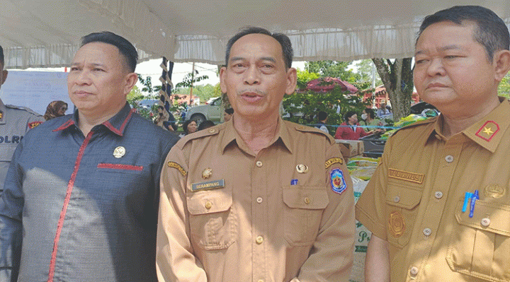 Plh Sekda Murung Raya Serampang, dua dari kanan, diwawancarai usai membuka Gerakan Pangan Murah di stadion mini Puruk Cahu, Senin, 16 Oktober 2023.