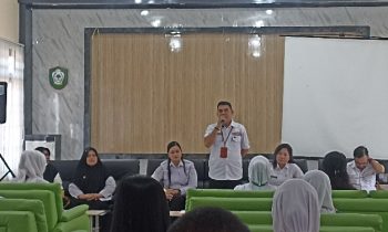 Plt Kadisdik Kotim, M. Irfansyah berdiri memberikan sambutan pada pelepasan keberangkatan Himpaudi kunker dan studi tiru, Rabu 11 Oktober 2023.