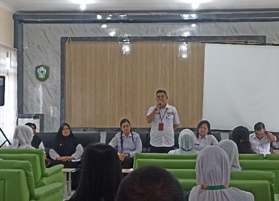 Plt Kadisdik Kotim, M. Irfansyah berdiri memberikan sambutan pada pelepasan keberangkatan Himpaudi kunker dan studi tiru, Rabu 11 Oktober 2023.