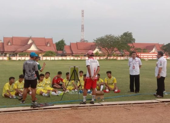 Plt Kadisdik Kotim, M. Irfansyah memantau persiapan tim GSI Kalteng di Stadion 29 Nopember Sampit, Rabu 11 Oktober 2023.