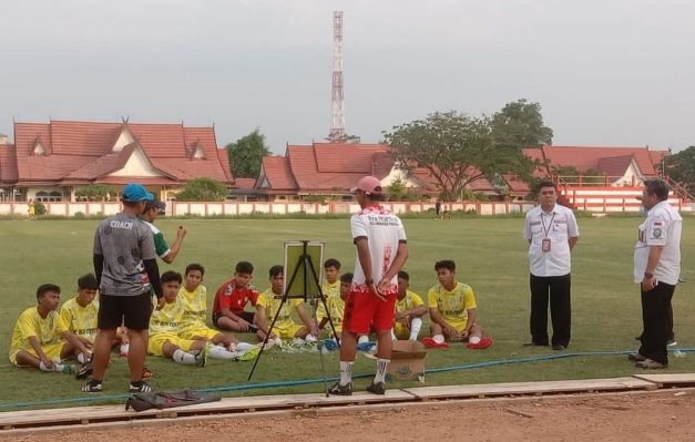 Plt Kadisdik Kotim, M. Irfansyah memantau persiapan tim GSI Kalteng di Stadion 29 Nopember Sampit, Rabu 11 Oktober 2023.