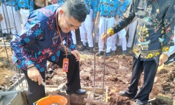 Plt Kadisdik Kotim melakukan peletakan batu pertama pembangunan musala SMPN 11 Sampit, Kamis 12 Oktober 2023.