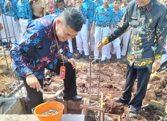 Plt Kadisdik Kotim melakukan peletakan batu pertama pembangunan musala SMPN 11 Sampit, Kamis 12 Oktober 2023.