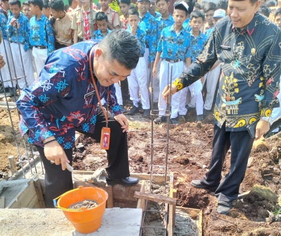 Kadisdik Kotim Lakukan Peletakan Batu Pertama Pembangunan Musala SMPN 11 Sampit