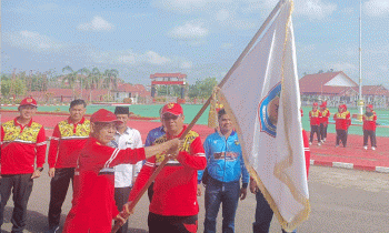 Plt Sekretaris Daerah (Sekda) Murung Raya Serampang (kiri) saat menyerahkan bendera pataka kepada Kepala Badan Kesbangpol Mizam Chandrapati (kanan) di halaman kantor Bupati Murung Raya, Kamis 26 Oktober 2023.