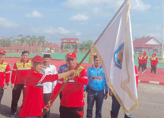 Plt Sekretaris Daerah (Sekda) Murung Raya Serampang (kiri) saat menyerahkan bendera pataka kepada Kepala Badan Kesbangpol Mizam Chandrapati (kanan) di halaman kantor Bupati Murung Raya, Kamis 26 Oktober 2023.