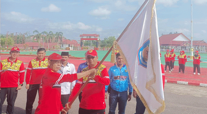 Plt Sekretaris Daerah (Sekda) Murung Raya Serampang (kiri) saat menyerahkan bendera pataka kepada Kepala Badan Kesbangpol Mizam Chandrapati (kanan) di halaman kantor Bupati Murung Raya, Kamis 26 Oktober 2023.