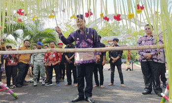 Prosesi adat Lawang Sakepeng, Potong Pantan menyambut kedatangan Pj Bupati Seruyan Djainuddin Noor, Senin, 2 Oktober 2023.