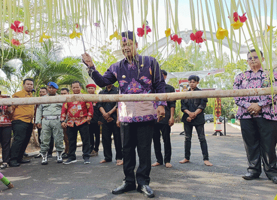 Prosesi adat Lawang Sakepeng, Potong Pantan menyambut kedatangan Pj Bupati Seruyan Djainuddin Noor, Senin, 2 Oktober 2023.