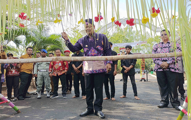 Prosesi Adat Dayak Ngaju Sambut Pj Bupati Seruyan