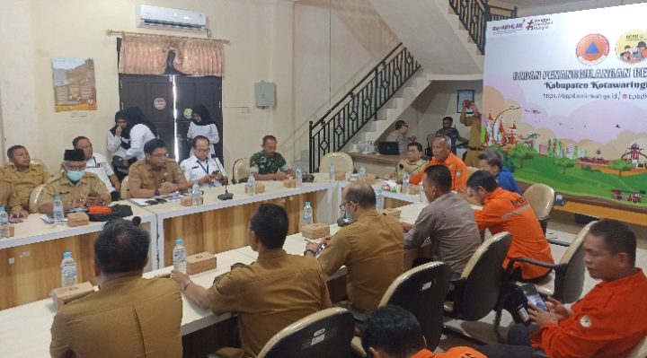 Rapat Evaluasi Status Tanggap Darurat Karhutla Kotim di Gedung Pusdalops BPBD Kotim, Senin 16 Oktober 2023.