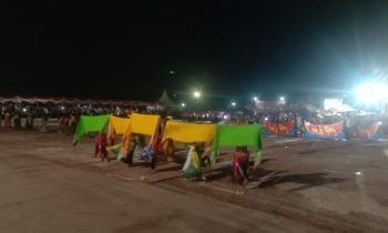 Ratusan anak anak menari kolosal pada saat pembukaan MTQ ke 54 dan festival seni Qasidah di Kecamatan Perenggean , Sabtu malam, 28 Oktober 2023.