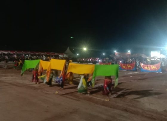 Ratusan anak anak menari kolosal pada saat pembukaan MTQ ke 54 dan festival seni Qasidah di Kecamatan Perenggean , Sabtu malam, 28 Oktober 2023.