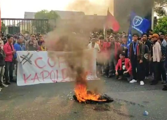 Ratusan mahasiswa melakukan pembakaran ban saat unjuk rasa di depan gerbang Mapolda Kalteng, Kamis, 12 Oktober 2023.