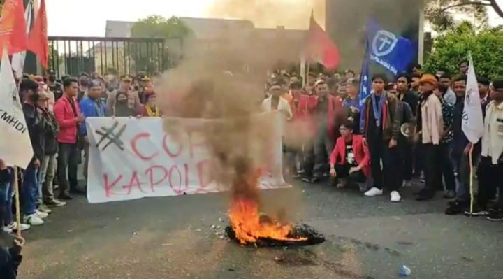 Ratusan mahasiswa melakukan pembakaran ban saat unjuk rasa di depan gerbang Mapolda Kalteng, Kamis, 12 Oktober 2023.