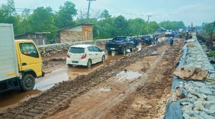 Ratusan mobil terjebak macet dikawasan Proyek Bronjong mulai Kelurahan Kameloh Baru Palangka Raya Desa Tanjung Taruna, Pulang Pisau.