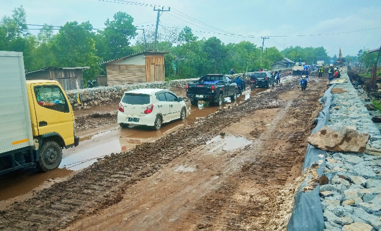 Ratusan Mobil Macet Terjebak di Kawasan Proyek Bronjong Palangka Raya – Pulang Pisau