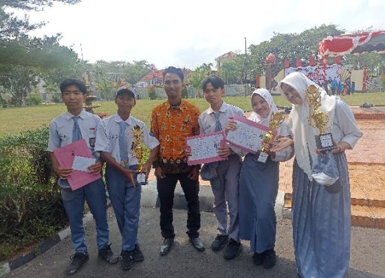 SMAN 1 Mentaya Hilir Utara borong gelar juara pada lomba bulan bahasa dan menerima penghargaan, Selasa 31 Oktober 2023