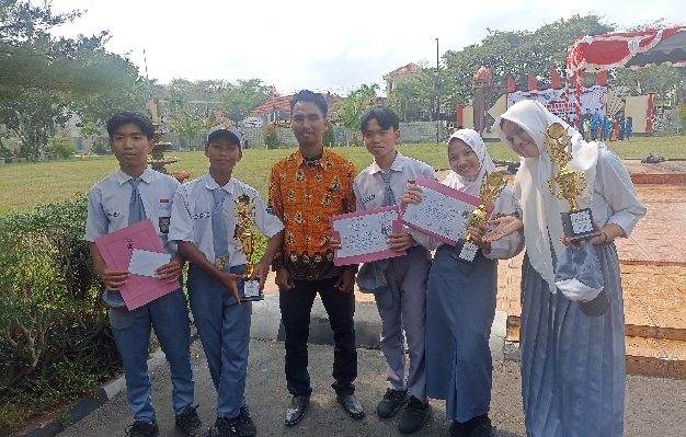 SMAN 1 Mentaya Hilir Utara borong gelar juara pada lomba bulan bahasa dan menerima penghargaan, Selasa 31 Oktober 2023