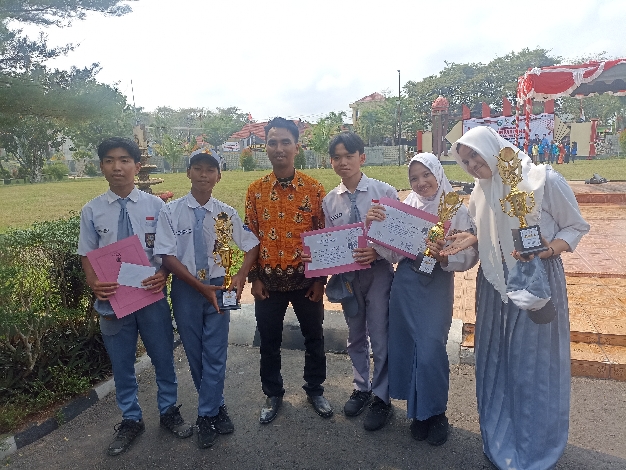 SMAN 1 Mentaya Hilir Utara Borong Gelar Juara pada Lomba Bulan Bahasa