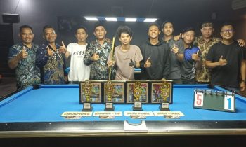 Sakha Nur Ihsan (tengah) bersama tim Ghaib 99 usai menjuarai turnamen biliar di Queen Pool Sampit, Minggu, 13 Oktober 2023.