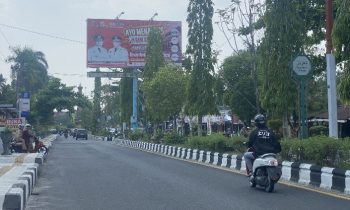 Salah satu reklame di Jalan Achmad Yani Sampit.