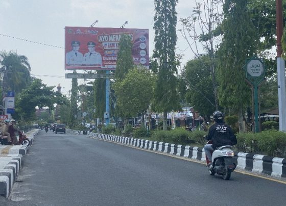 Salah satu reklame di Jalan Achmad Yani Sampit.