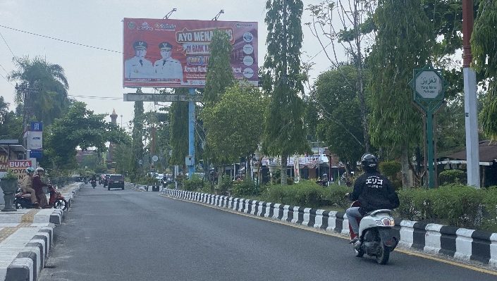 Salah satu reklame di Jalan Achmad Yani Sampit.