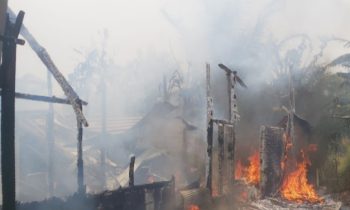 Sebuah rumah yang merupakan bangunan gudang kardus bekas di Desa Sebabi, Telawang terbakar, Jumat 6 Oktober 2023.