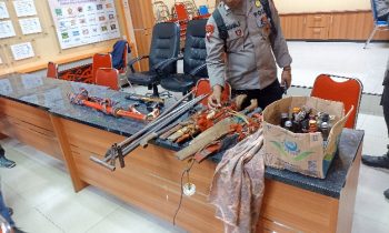 Sejumlah senjata tajam, senjata api berpeluru gotri serta ketapel yang diamankan dari pelaku bentrokan, Sabtu 7 Oktober 2023
