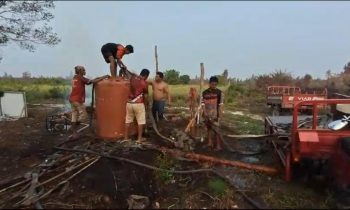 Sejumlah tim MPA Baamang Barat saat bersiap melakukan pemadaman api menggunakan tangki penampung air, sebelum hilang dicuri maling.