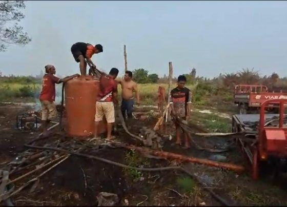 Sejumlah tim MPA Baamang Barat saat bersiap melakukan pemadaman api menggunakan tangki penampung air, sebelum hilang dicuri maling.