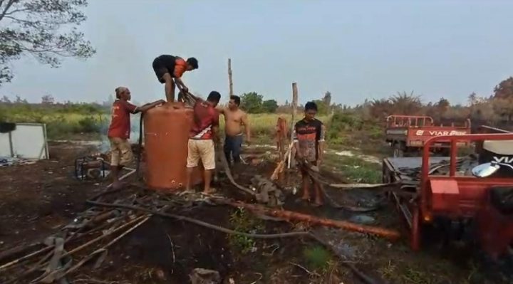 Sejumlah tim MPA Baamang Barat saat bersiap melakukan pemadaman api menggunakan tangki penampung air, sebelum hilang dicuri maling.