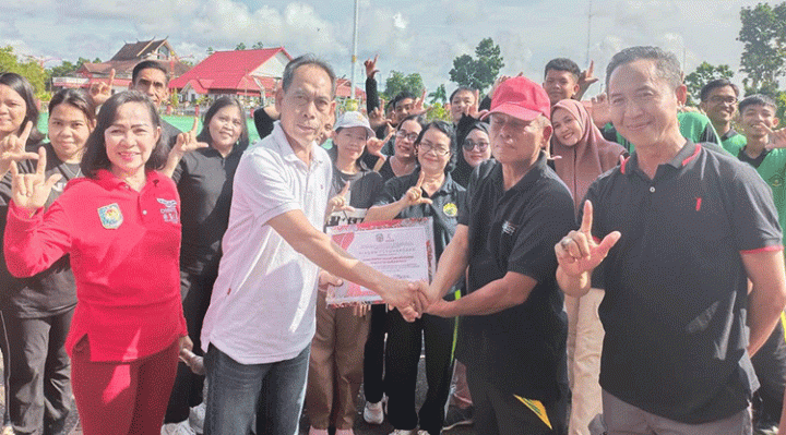 Sekda Mura Serampang menyerahkan piagam penghargaan kepada Kepala Dispursip Mura M Syahrial Pasaribu usai senam bersama di halaman Kantor Bupati, Jumat, 20 Oktober 2023.